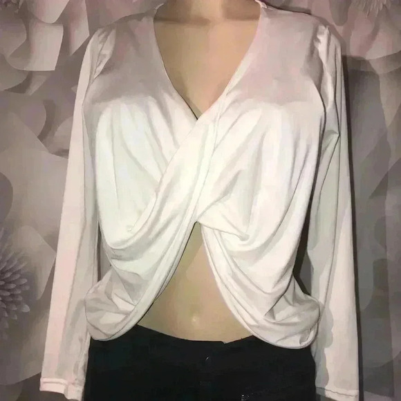 Xin Yan White Blouse with a Twist - Picture 2 of 7